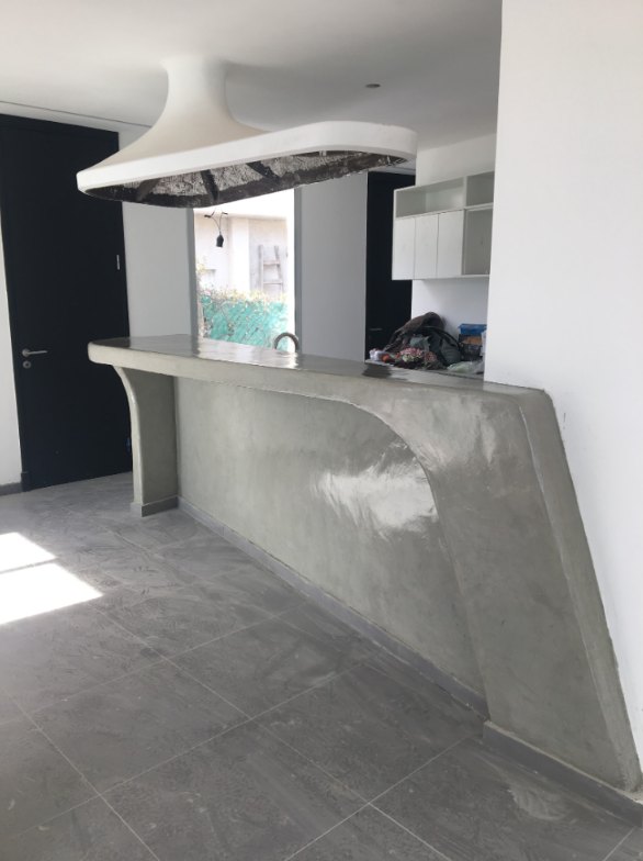 Barra de cocina curva revestida en microcemento
