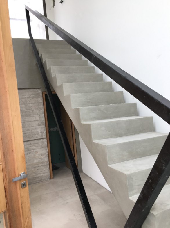 Escalera recta revestida en microcemento
