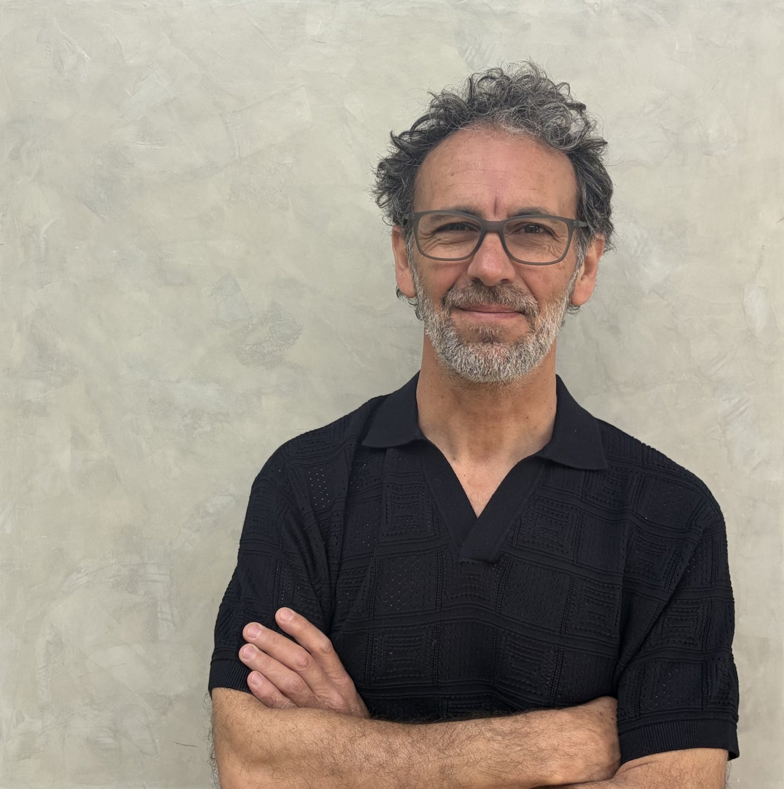 Mauricio, aplicador de CREART, frente a una pared de microcemento